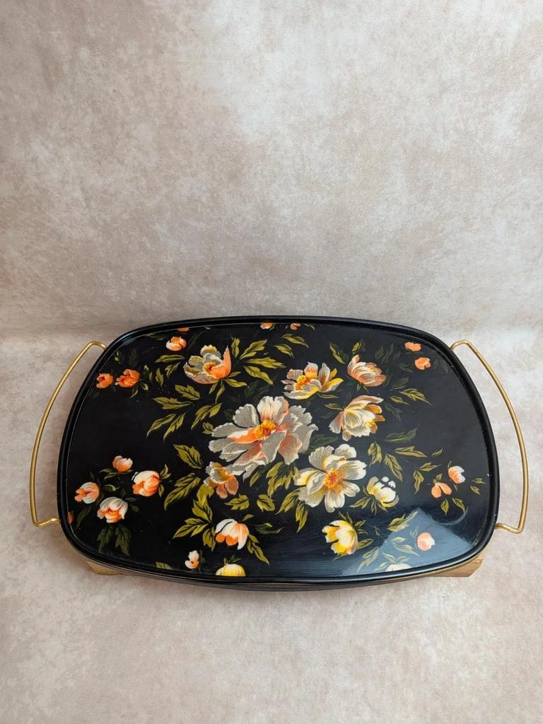 Groot vintage dienblad jaren 60 met bloemendecor op zwarte achtergrond met gouden handgrepen – photo 6